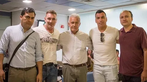 Barti y Paredes junto al padre de Gustavo Gatica