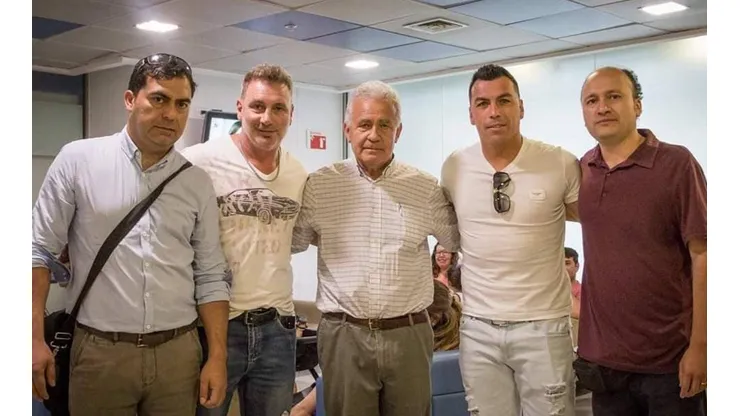 Barti y Paredes junto al padre de Gustavo Gatica