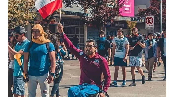 Robinson Méndez marchando con la camiseta de Colo Colo