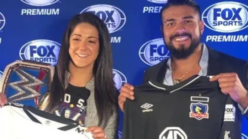 Andrade y Bayley con la camiseta del Cacique