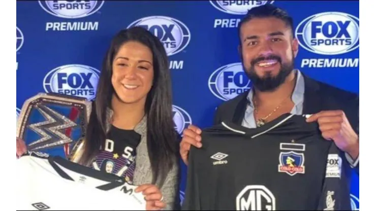 Andrade y Bayley con la camiseta del Cacique