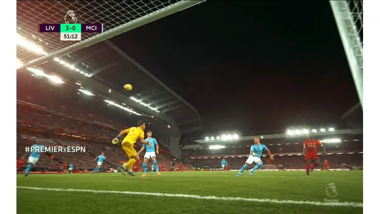 Claudio Bravo recibe tercer gol del Liverpool