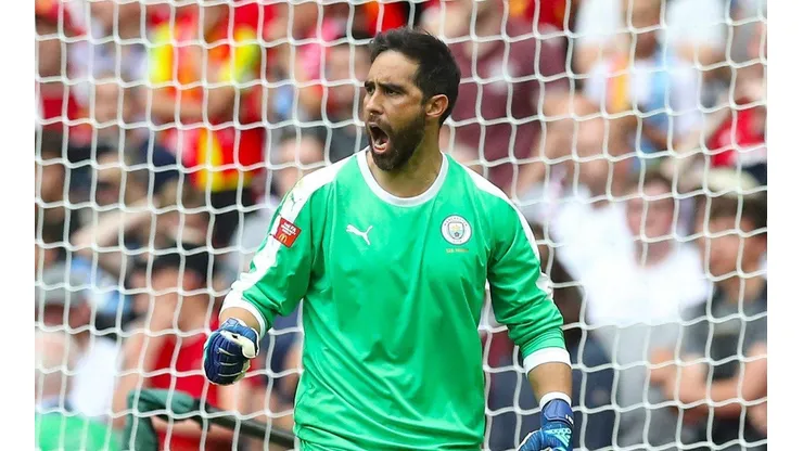 Claudio Bravo titular en el Manchester City en su visita al Liverpool