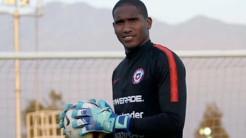 Omar Carabalí con el buzo de la Roja