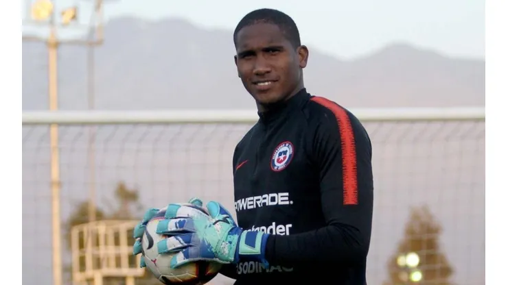 Omar Carabalí con el buzo de la Roja