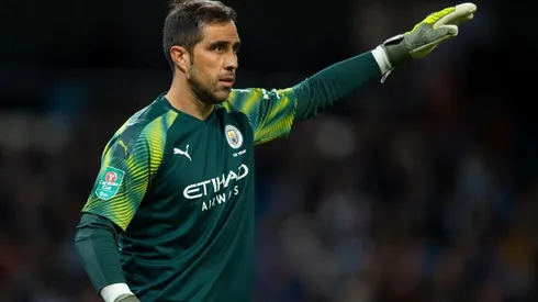 Claudio Bravo será titular en el Manchester City en su visita a Liverpool por la Premier League.