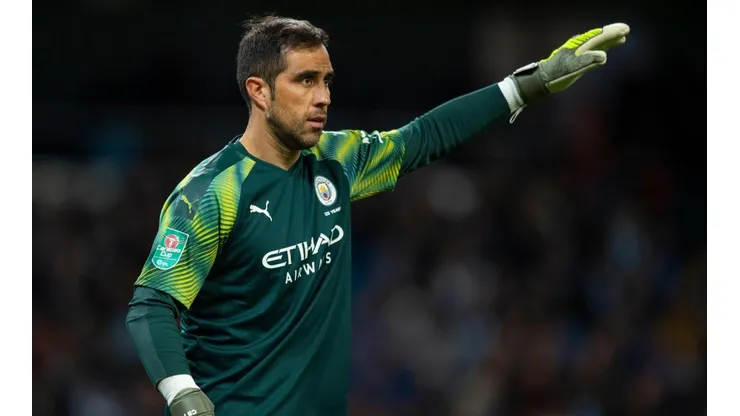Claudio Bravo será titular en el Manchester City en su visita a Liverpool por la Premier League.