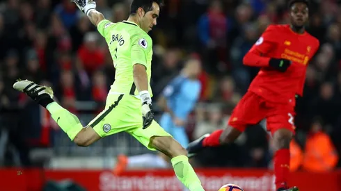 Claudio Bravo frente al Liverpool.