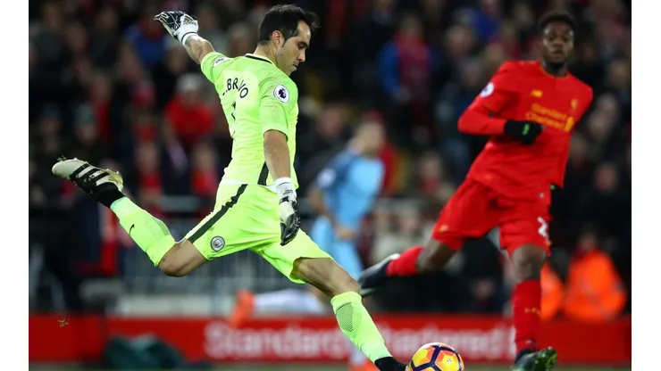 Claudio Bravo frente al Liverpool.