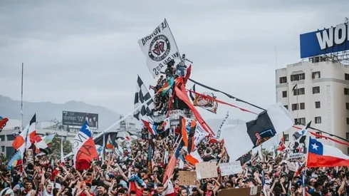 Los hinchas de Colo Colo presentes en las manifestaciones sociales.