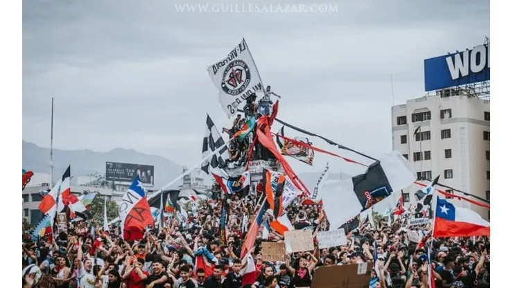 Los hinchas de Colo Colo presentes en las manifestaciones sociales.