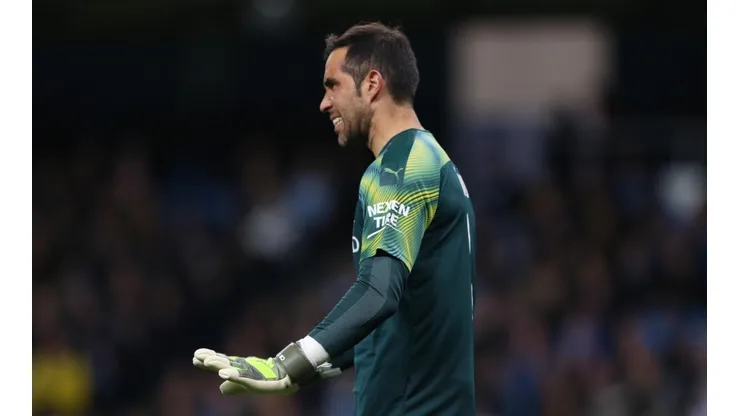 Claudio Bravo ingresó en el Manchester City por Champions League