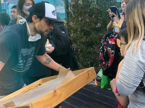Valdivia sale a la calle y regala empanadas en la estación Tobalaba