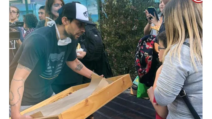 Jorge Valdivia regalando empanadas