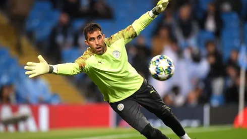 Claudio Bravo titular en Inglaterra