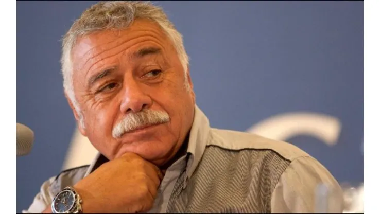 Carlos Caszely en una conferencia.