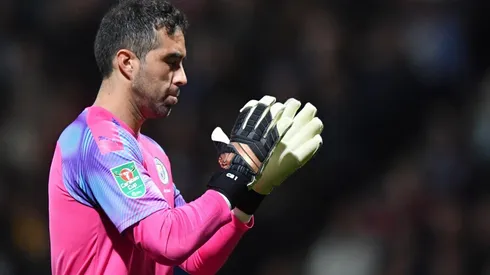 Claudio Bravo asoma como titular para este martes