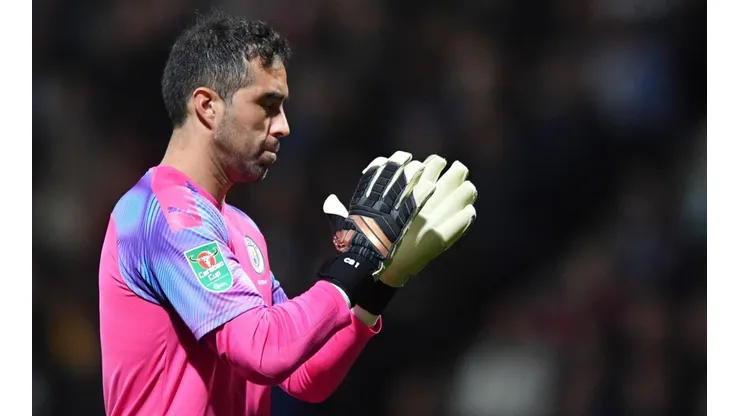 Claudio Bravo asoma como titular para este martes