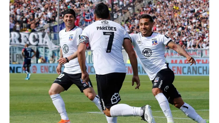 Esteban Paredes junto a sus compañeros
