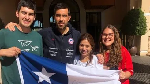 Claudio Bravo baja a sacarse foto con fanático que se lo pide en rrss