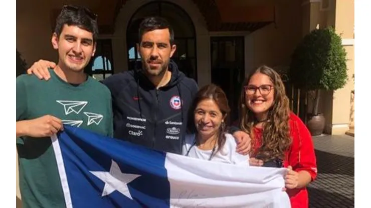 Claudio Bravo baja a sacarse foto con fanático que se lo pide en rrss