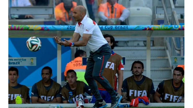 Paredes en la banca observa a Sampaoli en el Mundial de Brasil
