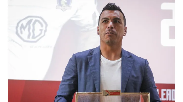 Paredes luciendo su premio
