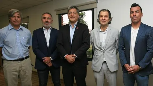 Directivos de Blanco y Negro y presidente de la ANFP junto al goleador.