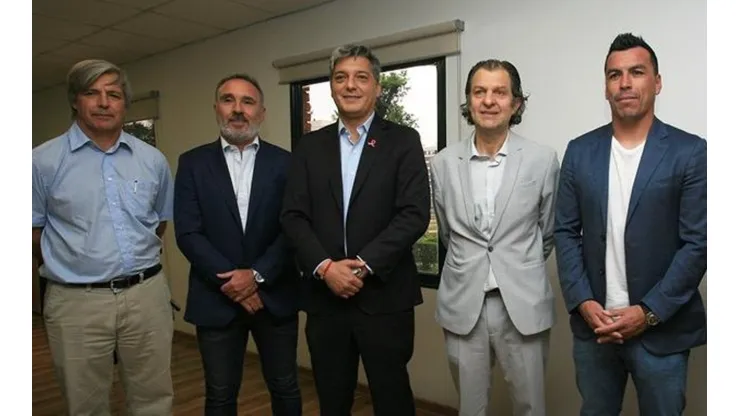 Directivos de Blanco y Negro y presidente de la ANFP junto al goleador.