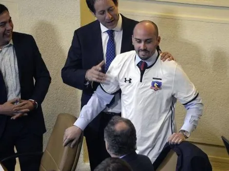 Andrés Longton paga apuesta después de perder el Superclásico