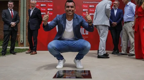 Esteban Paredes con su placa