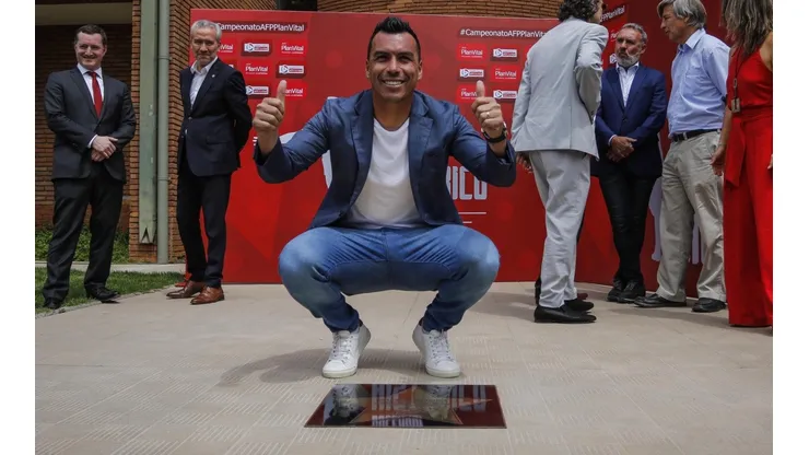 Esteban Paredes con su placa