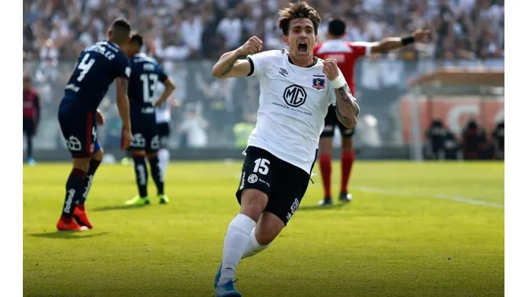Mouche celebrando con todo un gol