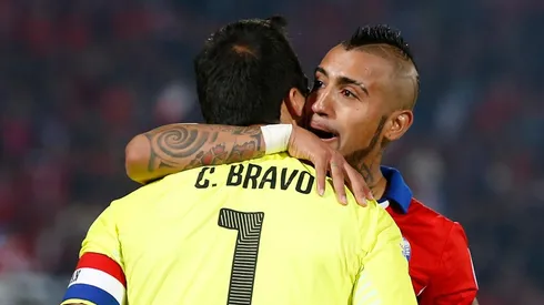 Arturo Vidal aborda el tema Claudio Bravo