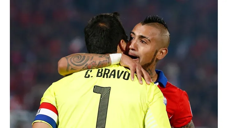 Arturo Vidal aborda el tema Claudio Bravo