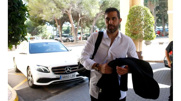 Claudio Bravo llegó al hotel de concentración