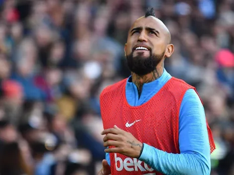 Arturo Vidal celebra con todo el gol 216 de Esteban Paredes