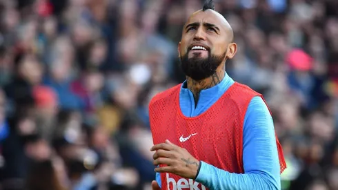 Arturo Vidal festeja el gol 216 de Esteban Paredes