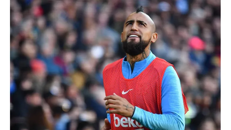 Arturo Vidal festeja el gol 216 de Esteban Paredes