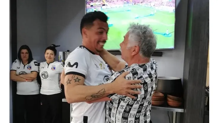 Esteban Paredes y un abrazo que emociona con Carlos Caszely
