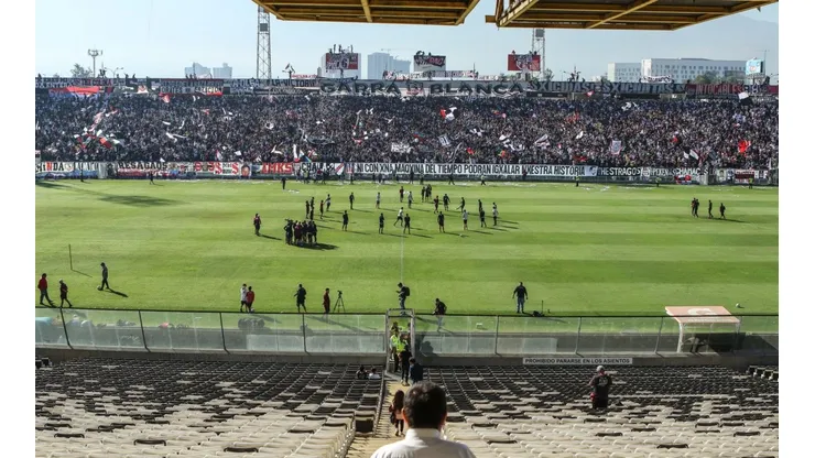 Colo Colo recibe a la Universidad de Chile en el Estadio Monumental