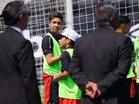 Hijo menor de Esteban Paredes es pasapelota en el Superclásico