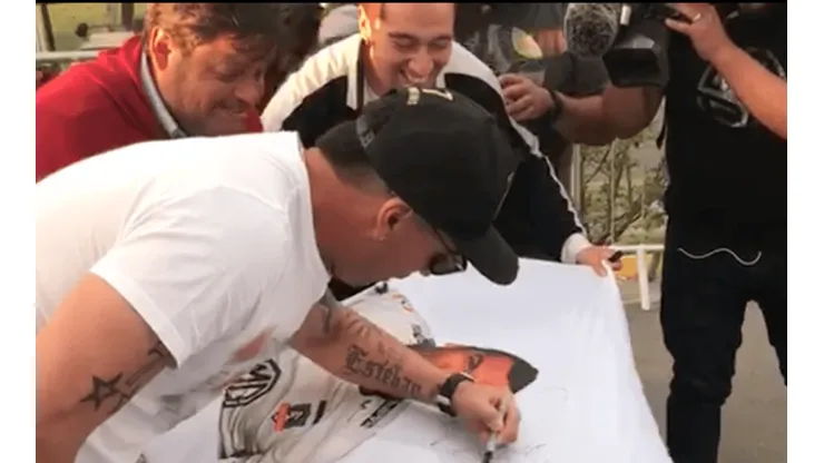 Esteban Paredes firma un lienzo