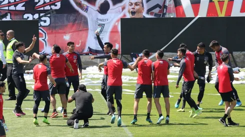 Los jugadores saltando con la hinchada