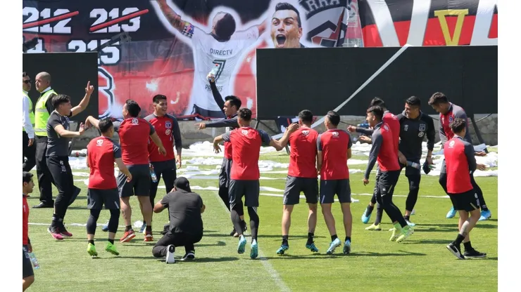 Los jugadores saltando con la hinchada