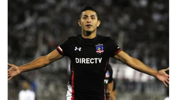 Felipe Flores celebrando un gol con Colo Colo