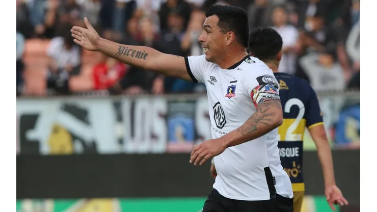 Esteban Paredes jugando en Colo Colo