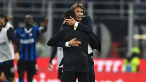 Conte abrazando a Alexis