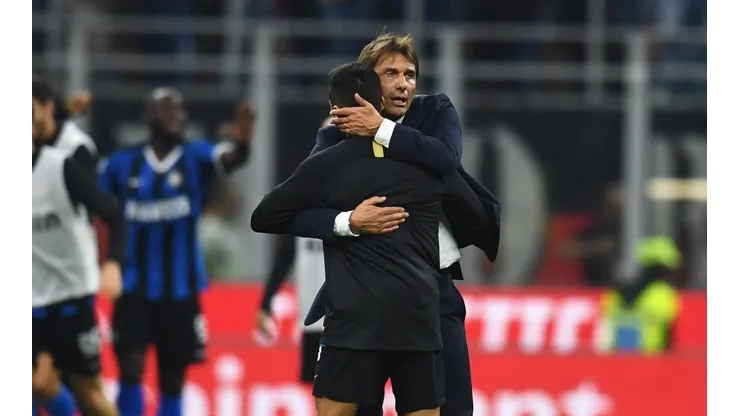 Conte abrazando a Alexis
