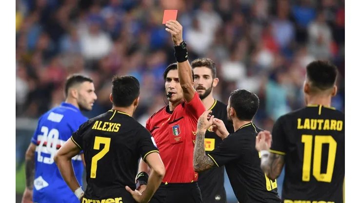 Alexis Sánchez marca doblete, pero se va expulsado